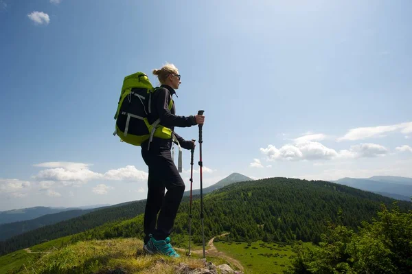 Een Jonge Vrouw Zwart Met Groene Rugzak Staande Top Van — Stockfoto