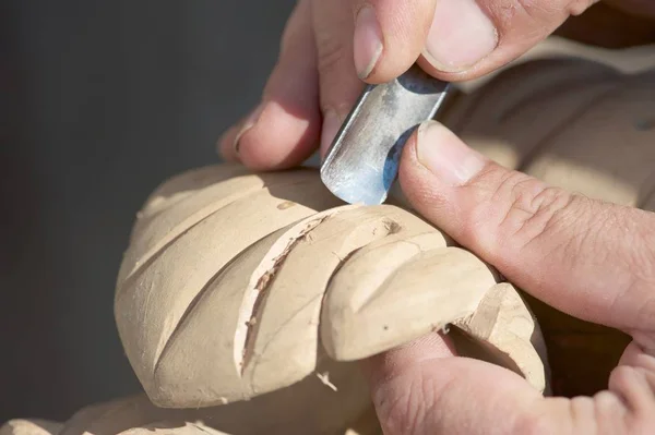 Una Hermosa Pieza Madera Fabricación Primer Plano Imagen Las Manos — Foto de Stock