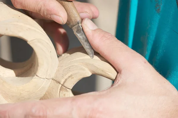 Closeup Shot Woodcarving Process Male Hands Tools Wooden Piece Daylight — Stock Photo, Image