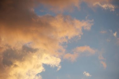 Sabah gökyüzü. Bulutlar renkli pembe ve turuncu yükselen güneş tarafından vardır.