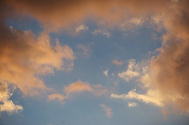 Bulutlar renkli pembe ve turuncu tarafından sabah güneşi ve mavi gökyüzü renkli bir çerçeve yapmak.