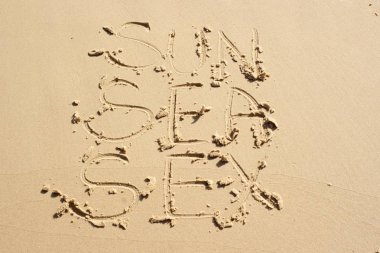 Güneş, deniz, kum bir sütun tümü büyük harf ile yazılmış seks.