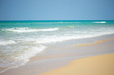 Bir kum plajı üzerinde dalgalar deniz. Güzel temiz gökyüzü. 