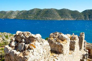 Bir tepeye bir Ceneviz kale üzerinden denizin nefes kesen manzarası. 