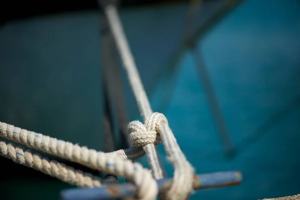 Yacht Moored Marina Closeup Picture Rope Tying Yacht Pier — Stock Photo, Image