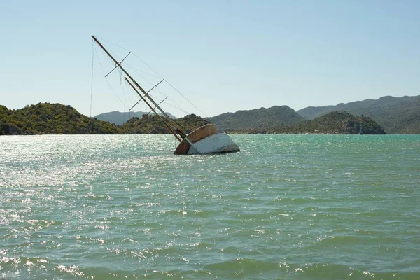 Bay Kekova, Türkiye'de ' sığ bir gemi battı. 