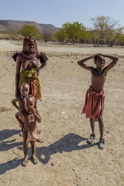 Opuwa, Bölge: Kunene, Namibia, 17 Ekim 2017. Namibya Kunene bölgede, Himba ailesiyle upgrowing çocuk