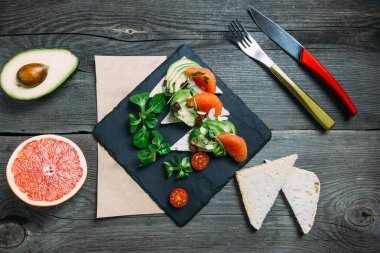 peynir ve domates ile lezzetli sandviç