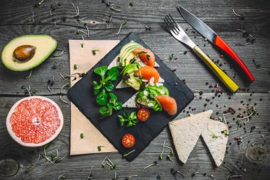 peynir ve domates ile lezzetli sandviç