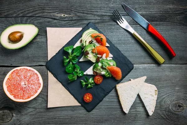 peynir ve domates ile lezzetli sandviç