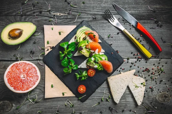 peynir ve domates ile lezzetli sandviç