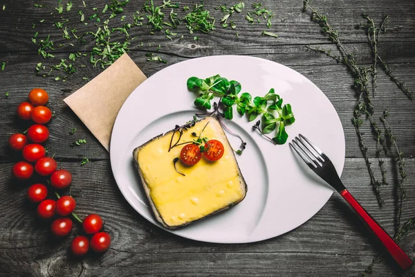 peynir ve domates ile lezzetli sandviç