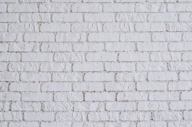 Yatak odası. Büyük Çift Kişilik Yatak yastık, bir arka planda beyaz dokulu tuğla duvar ile. Yan görünüm