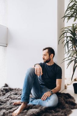 Adam bir halı yakın pencere ve evde rüya oturamaz. Yan görüntüle