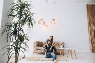 Aşk hikayesi. İnanılmaz çift kanepe, büyük, hafif bir odada oturup. Aile, sevgi, şefkat. Yan görünüm