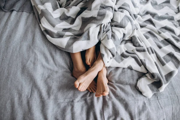 Pies Cuadros Historia Amor Esposo Esposa Cama Descanso Fondo Gris — Foto de Stock