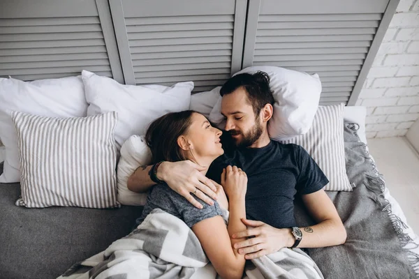 爱情故事情侣在床上拥抱 看着对方 在一个阳光的房间 在早上 顶部视图 — 图库照片