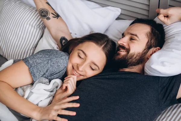 Liebesgeschichte Ehepartner Die Sich Morgens Bett Ausruhen Einem Freien Tag — Stockfoto
