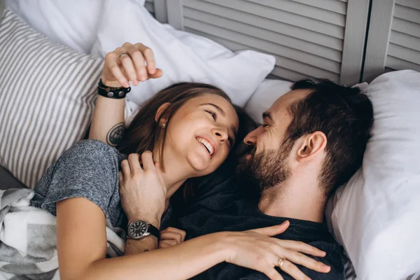 爱情故事幸福的夫妻在床上拥抱 在早上 微笑和爱抚对方 丈夫和妻子 顶部视图 — 图库照片