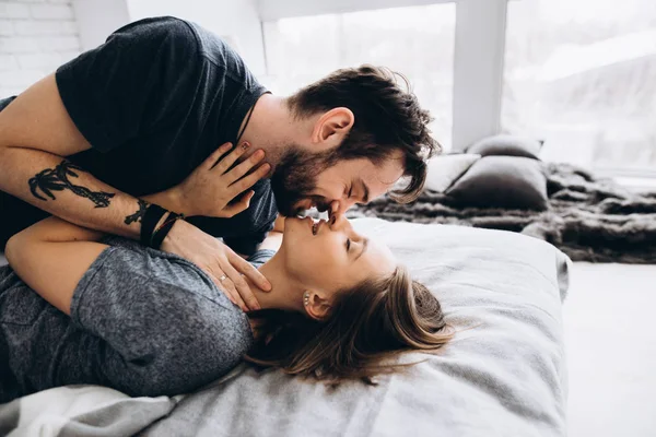 Storia Amore Coppia Amore Abbracciano Baciano Sul Letto Vicino Alla — Foto Stock