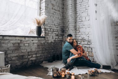 Eşlerin halı rahat yatak odasında yere oturmak