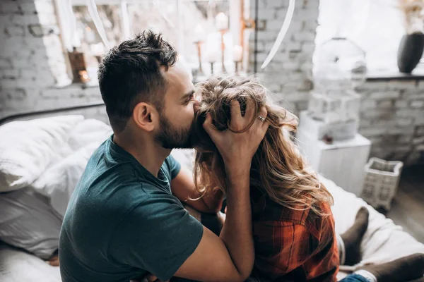 Mann Küsst Leidenschaftlich Seine Frau Auf Die Stirn Liebesgeschichte Seitenansicht — Stockfoto