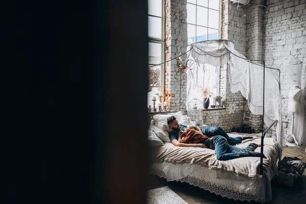 Paar Tijd Samen Doorbrengen Ontspannen Het Bed Grote Gezellige Slaapkamer — Stockfoto