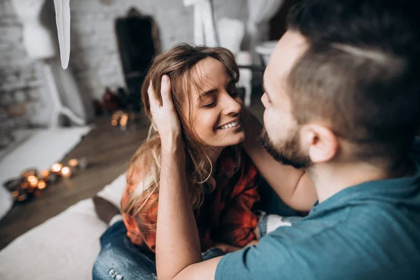 Der Ehemann Berührte Sanft Die Haare Seiner Frau Und Die — Stockfoto