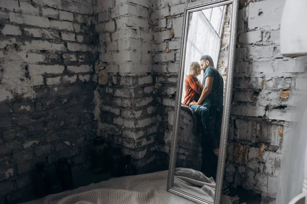 Die Spiegelung Spiegel Ehegatten Sie Sitzen Auf Einem Fensterbrett Liebesgeschichte — Stockfoto