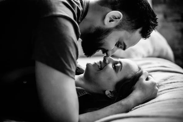 夫妻俩躺在床上互相爱抚 爱情故事 黑白照片 侧面视图 — 图库照片