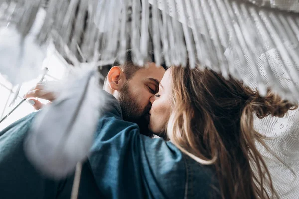 Mann Und Frau Haben Sich Umarmt Und Geküsst Liebesgeschichte Aus — Stockfoto