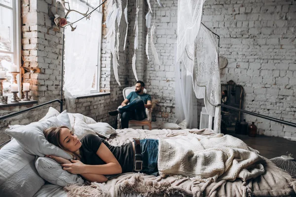 Çift Yatak Odasında Olduğunu Yatakta Yalan Söylüyor Pencereden Dışarı Bakarak — Stok fotoğraf