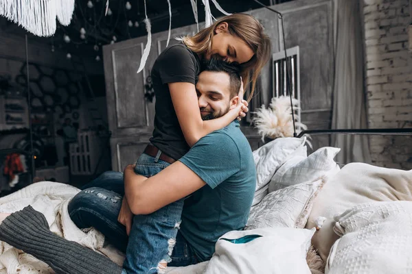 Liebendes Paar Umarmt Einander Auf Dem Bett Großen Schlafzimmer Liebesgeschichte — Stockfoto