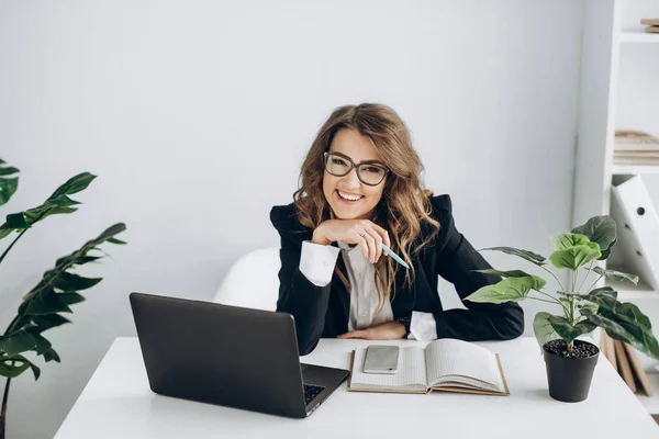 Mulher Negócios Alegre Óculos Com Laptop Senta Seu Local Trabalho — Fotografia de Stock
