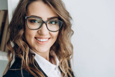 Bir takım elbise ve gözlük büyüleyici bir olumlu iş Bayan portresi