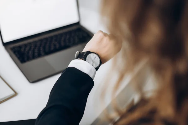 Chica Está Mirando Reloj Pulsera Escritorio Computadora Portátil Bloc Notas —  Fotos de Stock