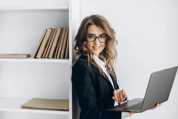 Okouzlující Obchodní Žena Notebookem Ruce Její Kanceláři — Stock fotografie