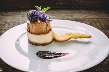 Lezzetli çikolatalı dondurma Orange peel ahududu, böğürtlen, nane, lavanta ve reçel. Yan görünüm