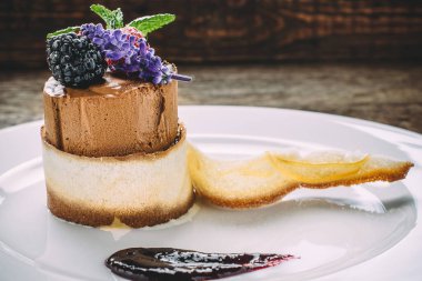 Lezzetli çikolatalı dondurma Orange peel ahududu, böğürtlen, nane, lavanta ve reçel. Yan görünüm