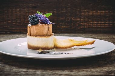 Lezzetli çikolatalı dondurma Orange peel ahududu, böğürtlen, nane, lavanta ve reçel. Yan görünüm