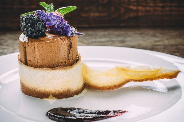 Lezzetli çikolatalı dondurma Orange peel ahududu, böğürtlen, nane, lavanta ve reçel. Yan görünüm