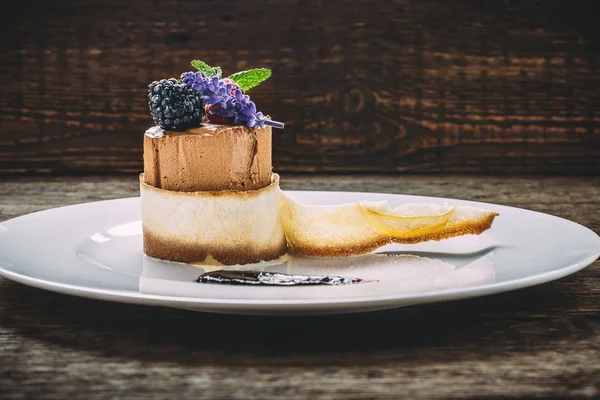 Lezzetli çikolatalı dondurma Orange peel ahududu, böğürtlen, nane, lavanta ve reçel. Yan görünüm