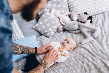 Baba zaman sevgili küçük kızıyla harcıyor.