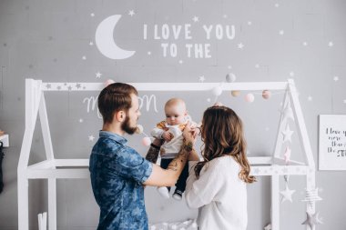 Anne Çocuk Yatak odasında onların küçük kızı ile vakit