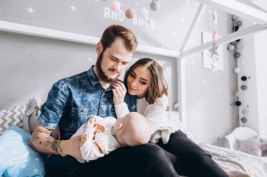 Anne Çocuk Yatak odasında onların küçük kızı ile vakit