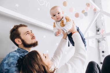 Anne Çocuk Yatak odasında onların küçük kızı ile vakit
