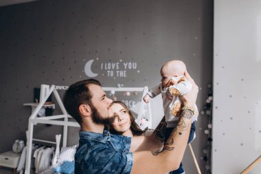 Anne Çocuk Yatak odasında onların küçük kızı ile vakit