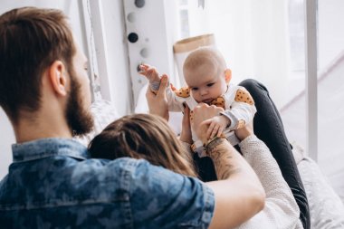 Anne Çocuk Yatak odasında onların küçük kızı ile vakit