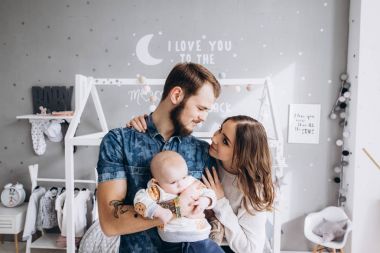 Genç anne ve baba küçük kızı. Mutlu bir aile