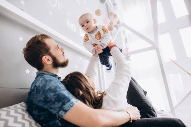 Anne Çocuk Yatak odasında onların küçük kızı ile vakit